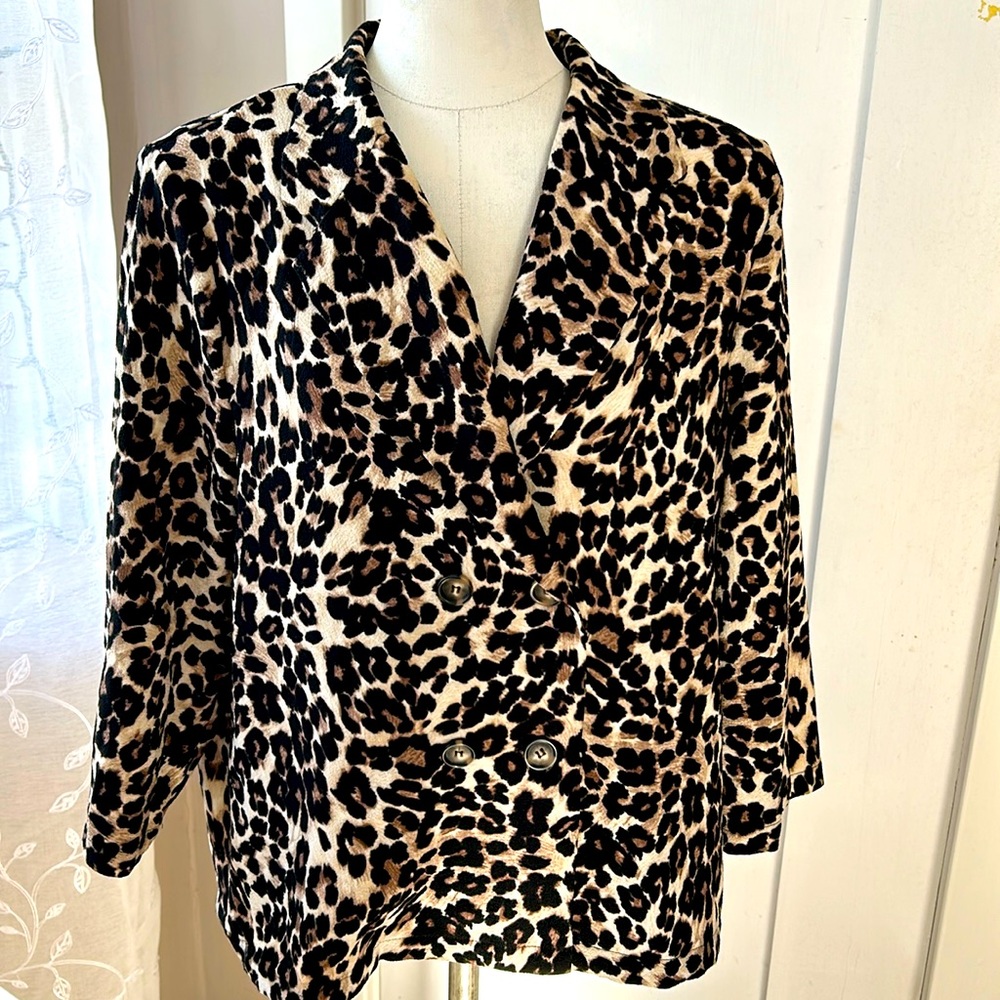 Double breasted lightweight Leopard print jacket sz L by Bobeau